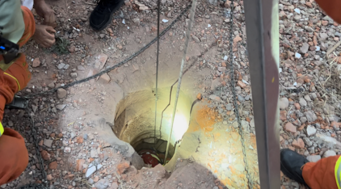 楚雄1岁幼童不慎坠井 救援人员成功营救(楚雄州楚雄市消防救援大队 供图)