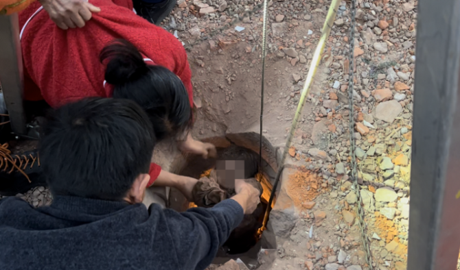 楚雄1岁幼童不慎坠井 救援人员成功营救(楚雄州楚雄市消防救援大队 供图)