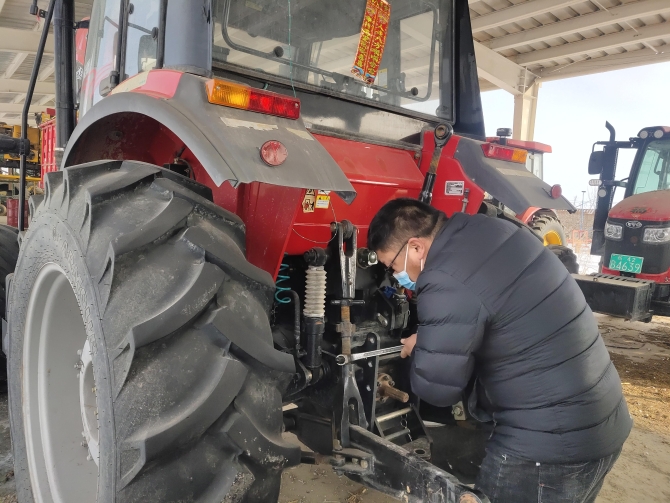 图为九师一六四团的个体农机户正在检修农机（苟汇敏　摄）