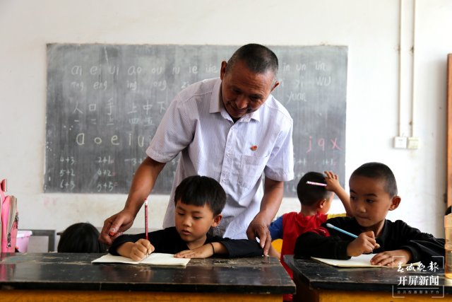 保山乡村教师张有国再获“云南好人”称号(开屏新闻记者 崔敏 通讯员 王树森 摄)