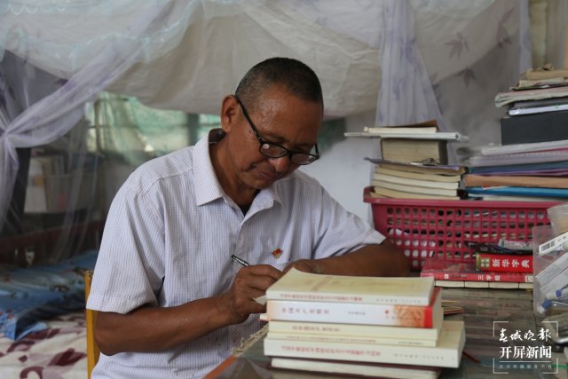 保山乡村教师张有国再获“云南好人”称号(开屏新闻记者 崔敏 通讯员 王树森 摄)