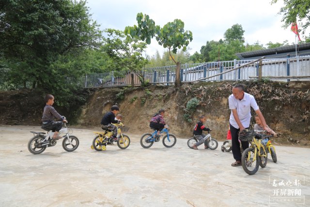 保山乡村教师张有国再获“云南好人”称号(开屏新闻记者 崔敏 通讯员 王树森 摄)