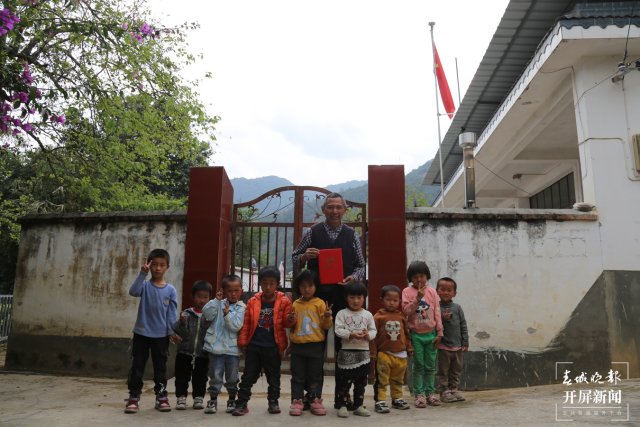 保山乡村教师张有国再获“云南好人”称号(开屏新闻记者 崔敏 通讯员 王树森 摄)