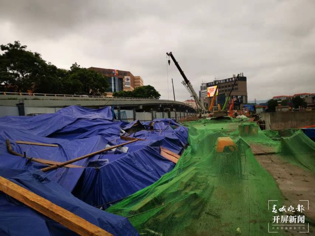 昆明地铁5号线怡心桥站围挡将逐步收缩（开屏新闻记者 张勇 摄）