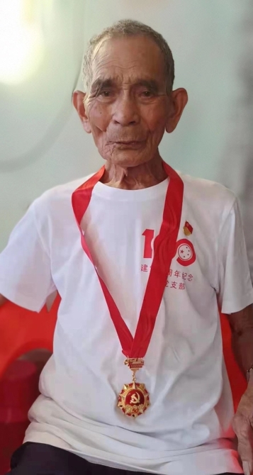 2021年7月1日,爷爷吴秀友戴上“光荣在党50年”纪念章。