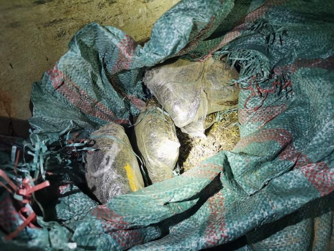 图为民警打开编织袋进行检查的照片.jpg?x-oss-process=style/w10