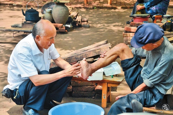 李桂科为病人看病。.jpg 李桂科为病人看病。.jpg