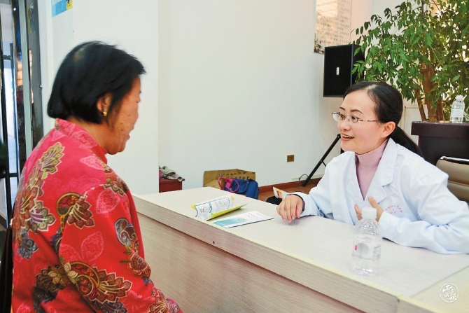 陈芳和病人交流。.jpg 陈芳和病人交流。.jpg