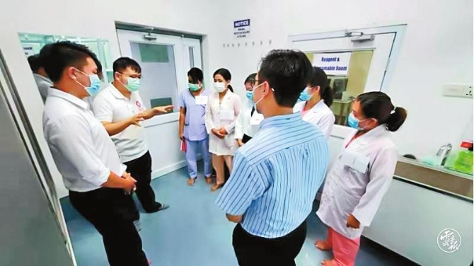 赵晓南(左2)向缅甸同行讲解实验室建设使用规范。.jpg 赵晓南(左2)向缅甸同行讲解实验室建设使用规范。.jpg