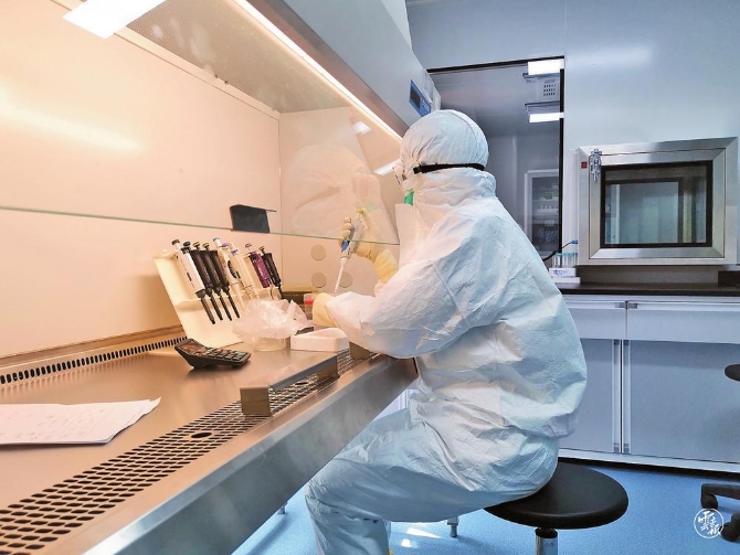 杨善蕊在实验室做检测。.jpg 杨善蕊在实验室做检测。.jpg