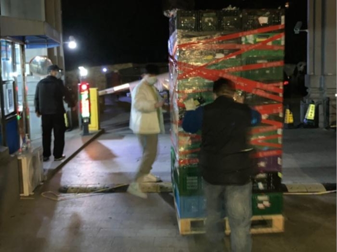 陈延山和同事为社区运送生活物资。 受访者供图 陈延山和同事为社区运送生活物资。 受访者供图