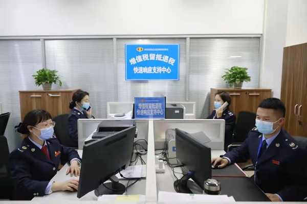 图为崇州市税务局设立的增值税留抵退税快速响应支持中心,全力响应纳税人需求。 图为崇州市税务局设立的增值税留抵退税快速响应支持中心,全力响应纳税人需求。