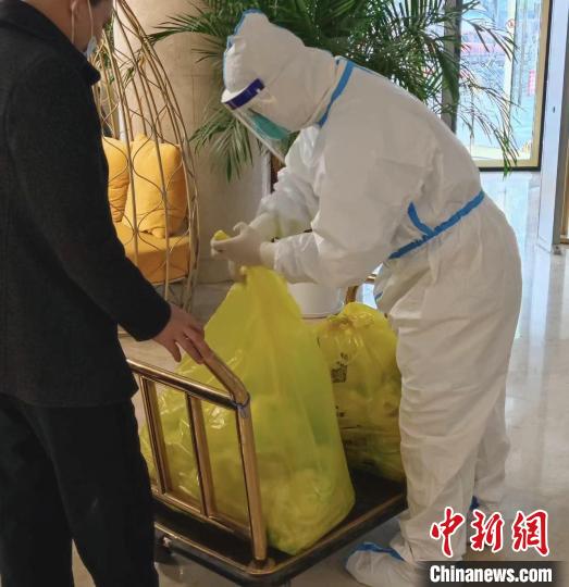 鄞州隔离点正在清理隔离人员生活垃圾 郏恩洪 摄 鄞州隔离点正在清理隔离人员生活垃圾 郏恩洪 摄