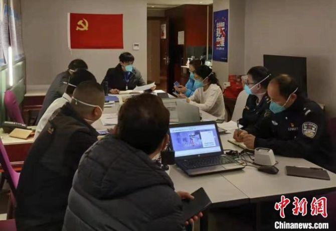 鄞州隔离点正在召开工作复盘会议 郏恩洪 摄 鄞州隔离点正在召开工作复盘会议 郏恩洪 摄