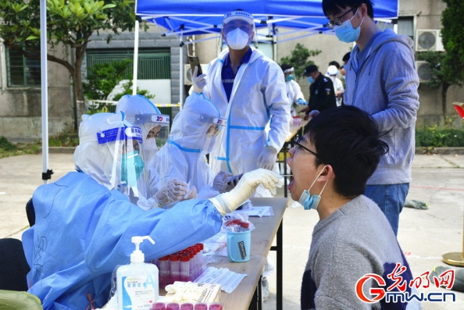 【组图】“守沪者联盟”丨探访上海抗疫一线：核酸 消杀 物资发放