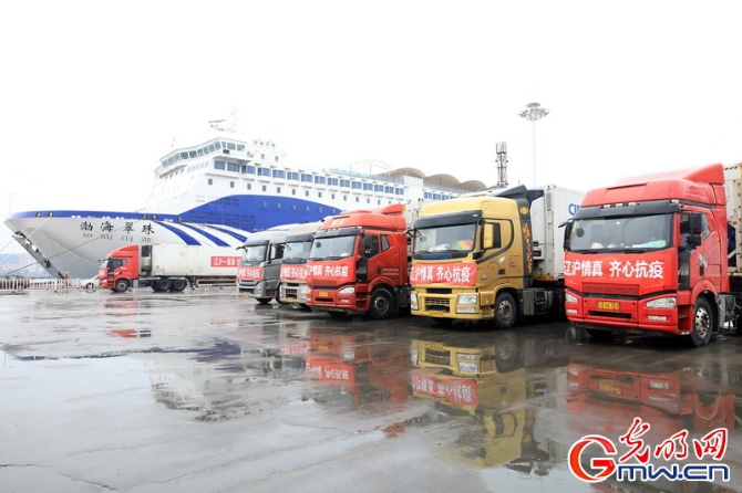 【组图】“守沪者联盟”丨辽宁大连：大型客轮载2300吨生活物资驰援上海