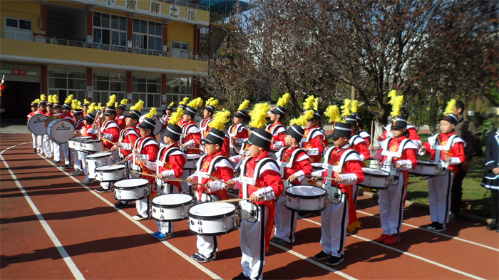 3、阳光帅气的鼓号队