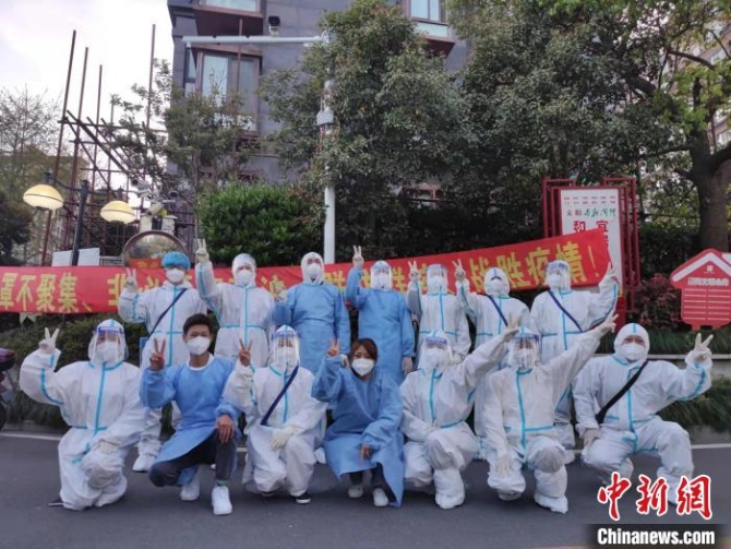 韩瑞鹏所在小区工作人员合影 受访者 供图