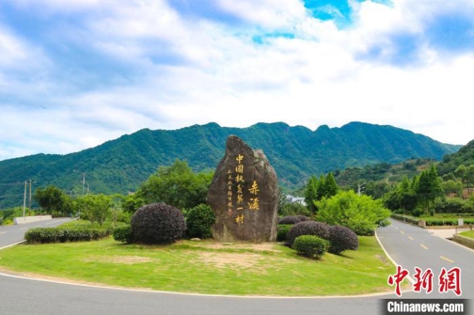 【十年@每一个奋斗的你】“中国扶贫第一村”振兴路上:青年创业热情高巾帼也不让须眉