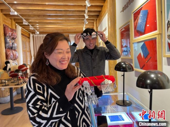 资料图:钟丽眉展示文创产品。 林春茵 摄 资料图:钟丽眉展示文创产品。 林春茵 摄