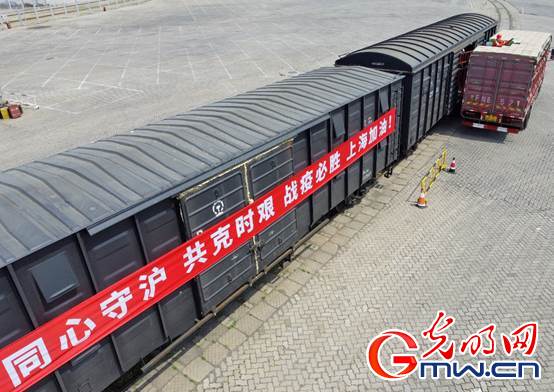 【组图】“守沪者联盟”丨山东烟台:公路转铁路 100吨苹果驰援上海 【组图】“守沪者联盟”丨山东烟台:公路转铁路 100吨苹果驰援上海