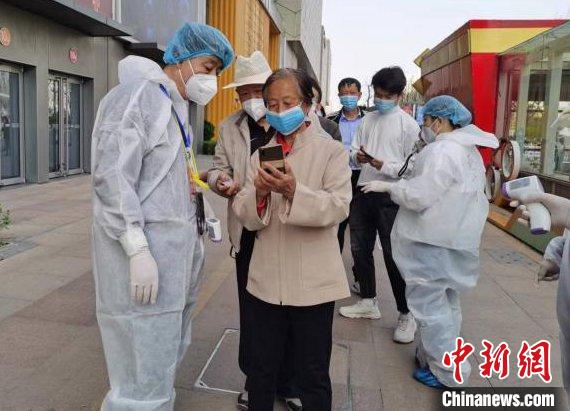 城管职工就地“转岗”，化身“防疫员”“流调员”等，助力社区防疫。　谷裕 摄