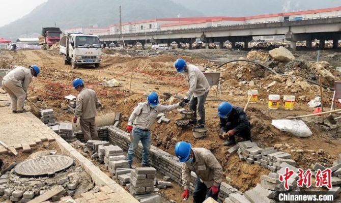 宁德时代车里湾基地项目现场，工人们正在作业。　雷美容 供图