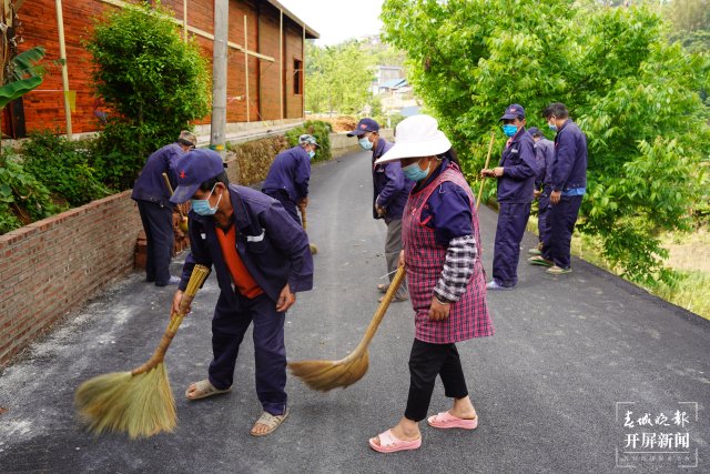 镇康县忙丙乡忙丙村群众“周五爱卫日”大扫(13518413)-20220424230507.JPG