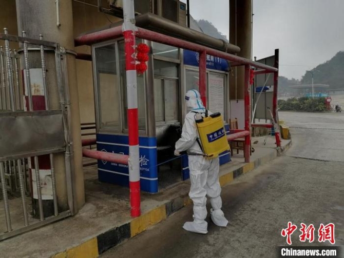 执勤民警对执勤现场开展消杀。 刘涛 摄 执勤民警对执勤现场开展消杀。 刘涛 摄