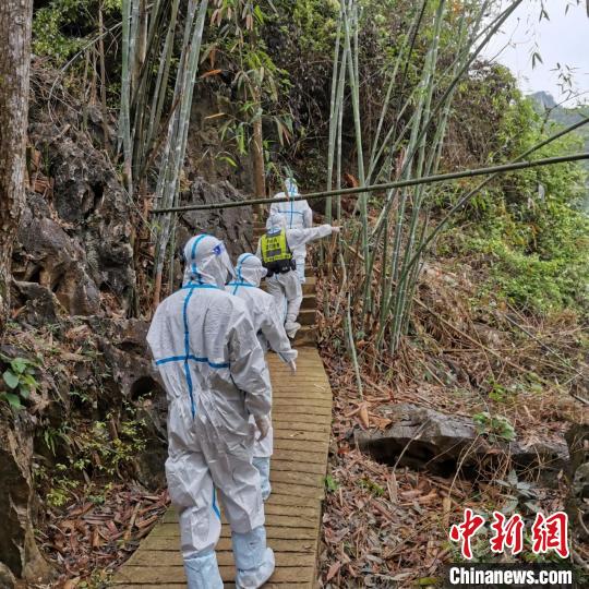 移民管理警察踏查边境。 玉祥发 摄 移民管理警察踏查边境。 玉祥发 摄