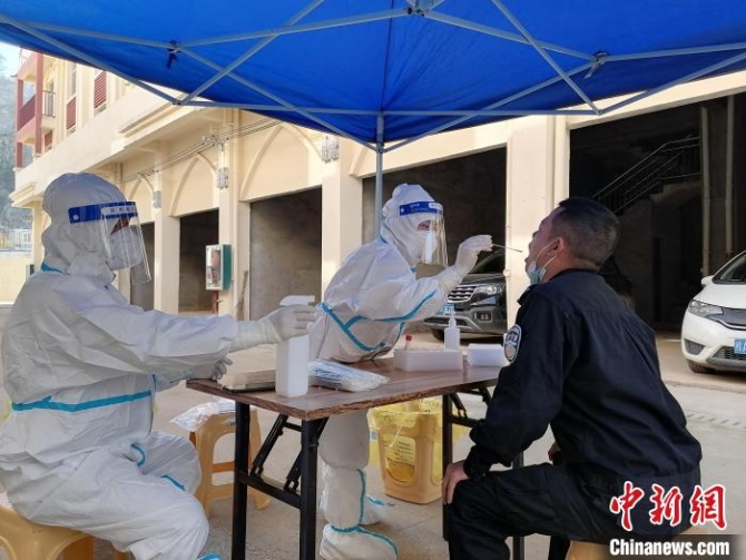 移民管理警察开展核酸检测。 肖杰 摄 移民管理警察开展核酸检测。 肖杰 摄