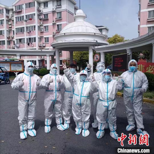 “美邻苑快递早班组”集体照 左二为Matt Doyon 美邻苑社区供图 “美邻苑快递早班组”集体照 左二为Matt Doyon 美邻苑社区供图