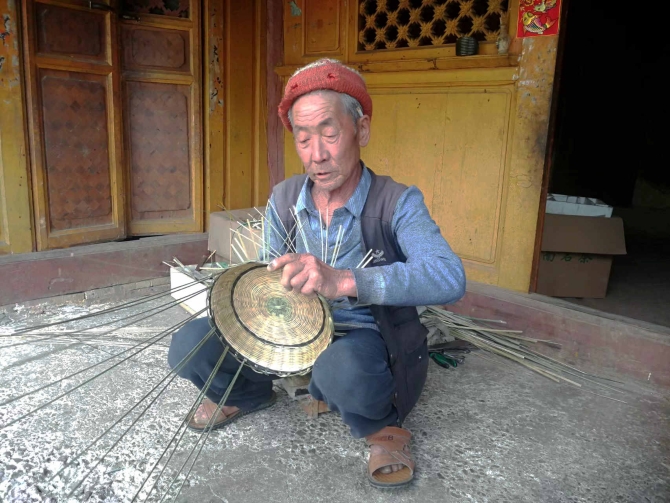 凤庆县诗礼乡三合村:竹编传承致富经 村民踏上致富路