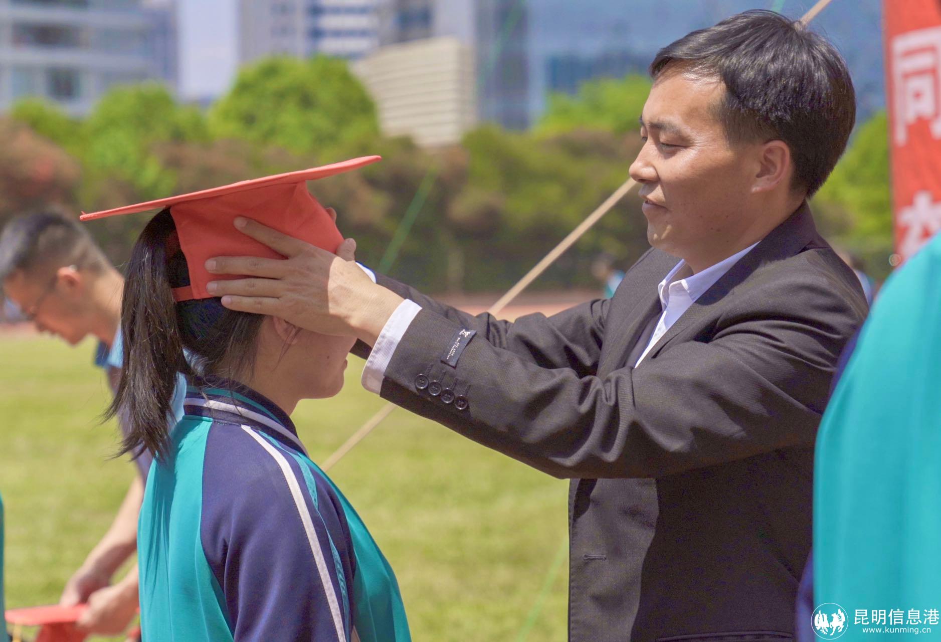 昆明西山区一中举行2022届成人宣誓仪式暨高考冲刺誓师大会_昆明信息