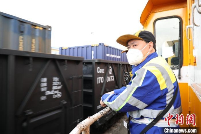 调车员游洋在执行调车作业。 曲艺伟 摄 调车员游洋在执行调车作业。 曲艺伟 摄