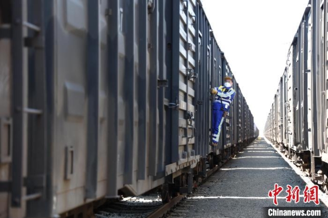 调车员游洋在执行调车作业。 曲艺伟 摄 调车员游洋在执行调车作业。 曲艺伟 摄