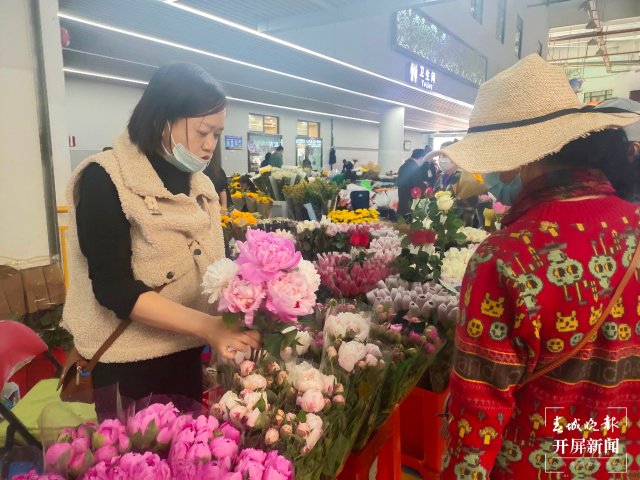 母亲节,昆明康乃馨(开屏新闻记者 孙江荭 摄)