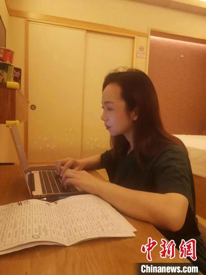 领队宋丽凌晨两点在做新一天的任务分工表。 复星供图 领队宋丽凌晨两点在做新一天的任务分工表。 复星供图