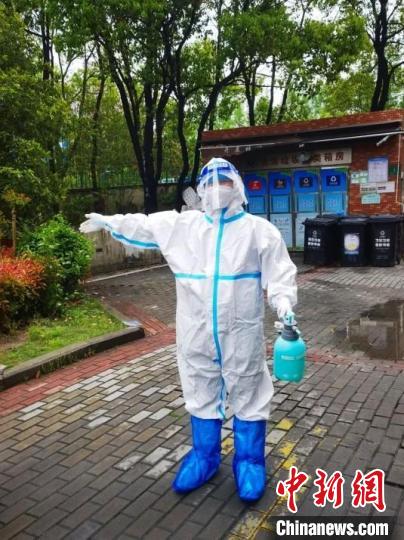 正在进行志愿服务的谢应波。 上海市工商联 摄 正在进行志愿服务的谢应波。 上海市工商联 摄