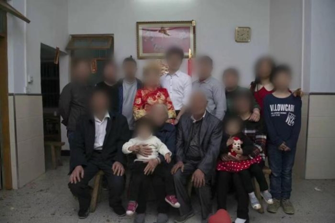 刘先生一家合照，刘先生(左一)，妈妈(左二)。受访者提供