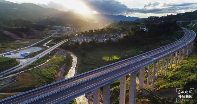 安石隧道双幅贯通,云凤高速年内建成通车指日可待(王磊 摄)