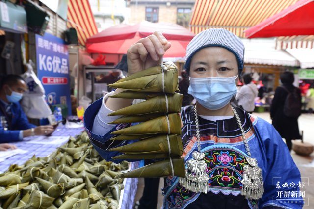 有老板一天卖2吨!端午将至,昆明街头粽子上市 龙宇丹 摄