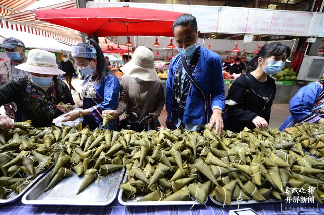有老板一天卖2吨!端午将至,昆明街头粽子上市 龙宇丹 摄
