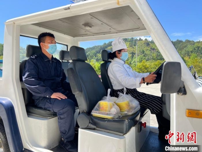 云南保山：“警妈妈”用“绣花功夫”戍守边疆24载