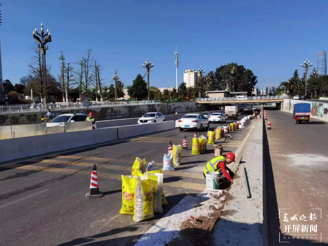 3万余盆时令花卉沿路绽放，官渡区国贸路又添隔离绿化景观 春城晚报-开屏新闻记者 罗宗伟 文 官渡区城市管理局供图