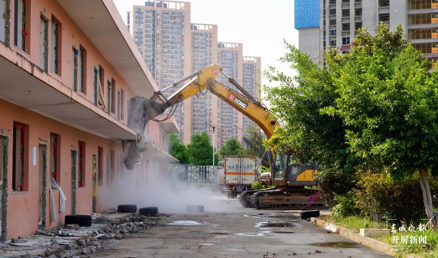 昆明官渡区清拆3500平违建！该地块拟建学校 罗宗伟 通讯员 虞杨 郭武辉摄