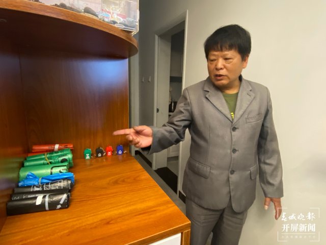 “昆明垃圾分类观察团”走近分类达人,两个小纸箱也能做分类垃圾桶 春城晚报-开屏新闻记者 孙琴霞 摄影报道