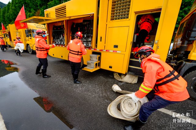 昆明开展极端天气条件下城市洪涝灾害应急演练（龙宇丹摄）