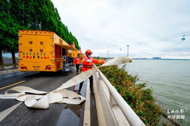 昆明开展极端天气条件下城市洪涝灾害应急演练（龙宇丹摄）