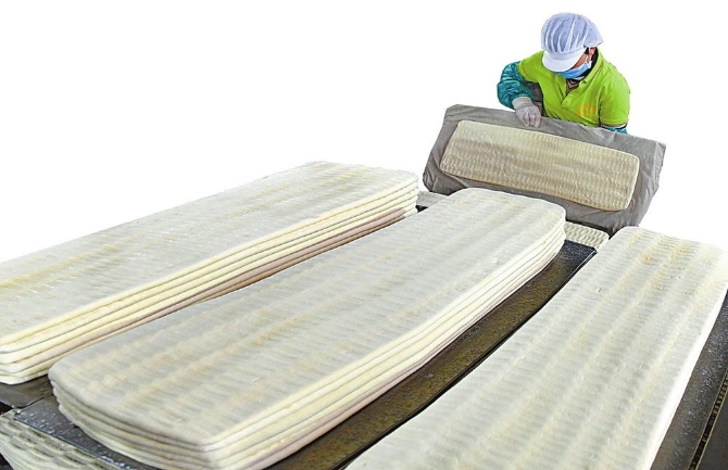 石屏豆腐陈列 本报通讯员 娄建伟 摄 石屏豆腐陈列 本报通讯员 娄建伟 摄